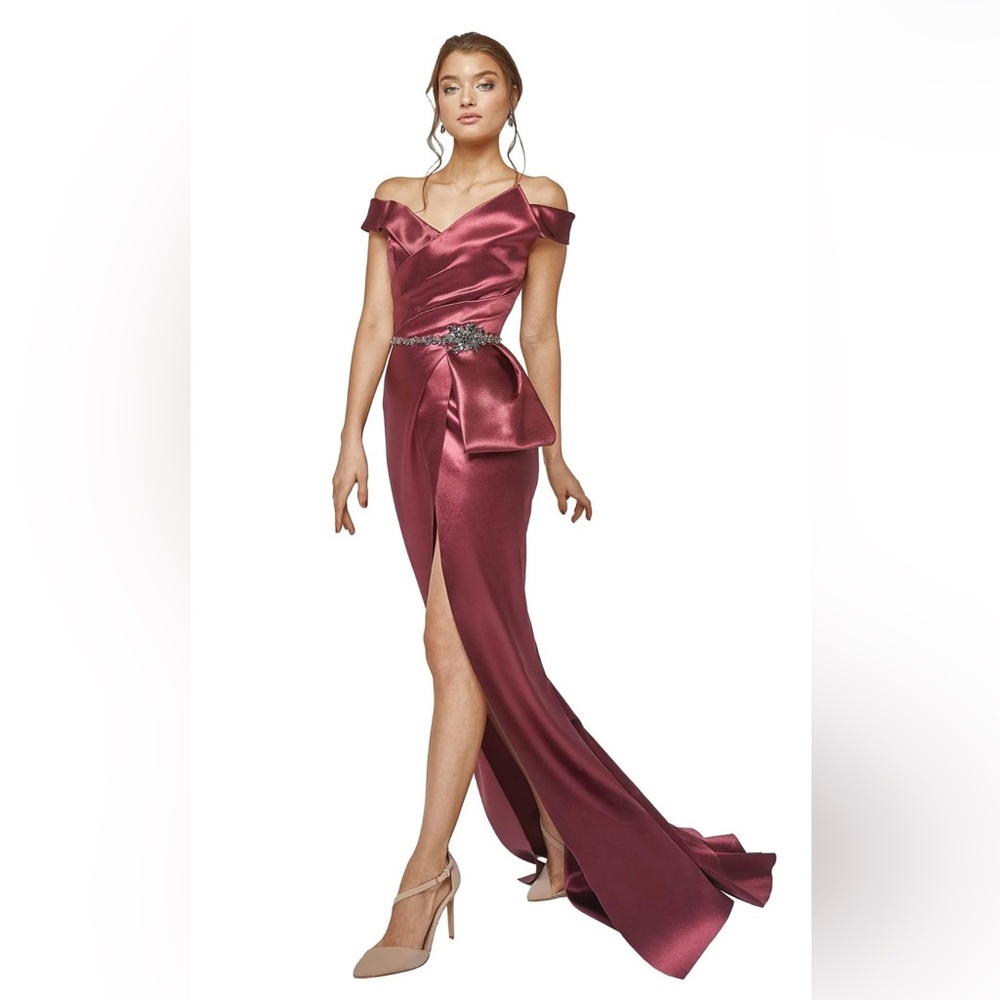 NWT Evening gown, perfect for weddings, proms and other formal event. Size 4
